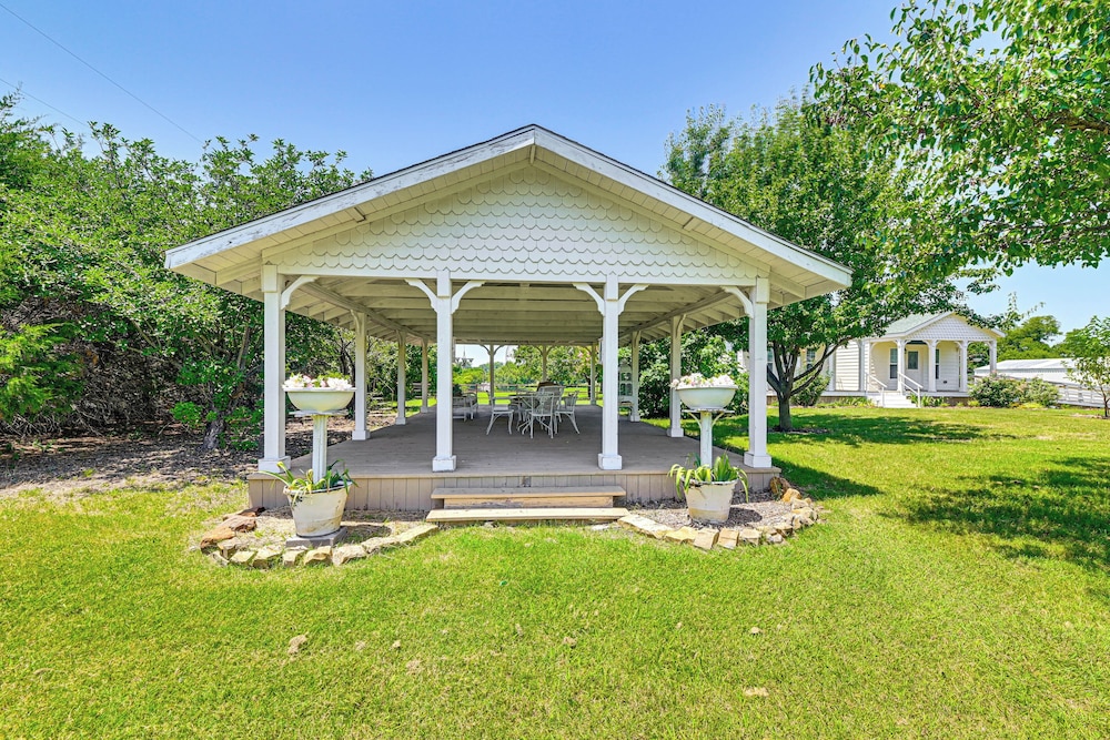 Private Pavilion: Countryside Cottage in Celina!