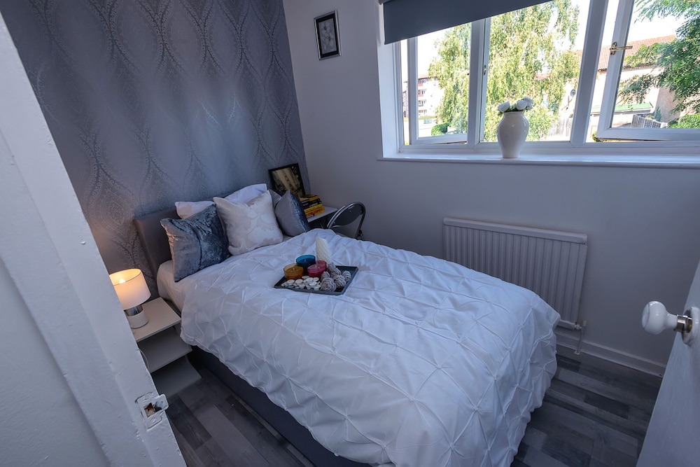 I Love London! A Stunning 2 Bed Home Sleeps 1-3!