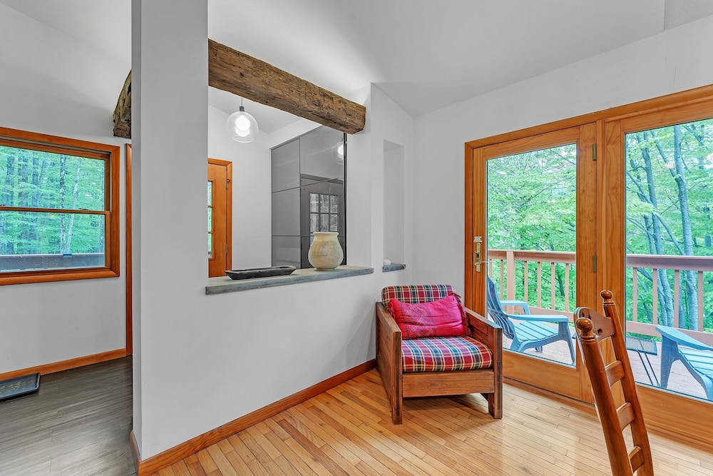 Modern Mountain Retreat Near Dolly Sods & Skiing 3 Bedroom Home
