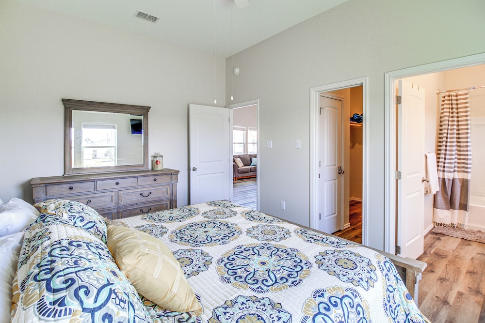 Walk to Water! Home w/ Pool Access in Rockport