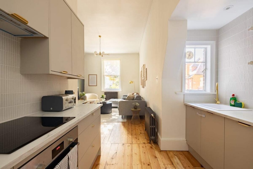 The Abinger Place - Inviting 2bdr House With Study Room & Garden