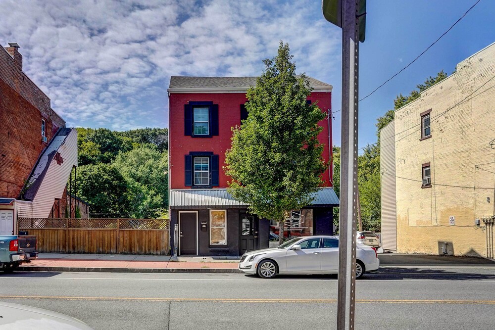 Chic Troy Home Near Downtown, 9 Mi to Albany!