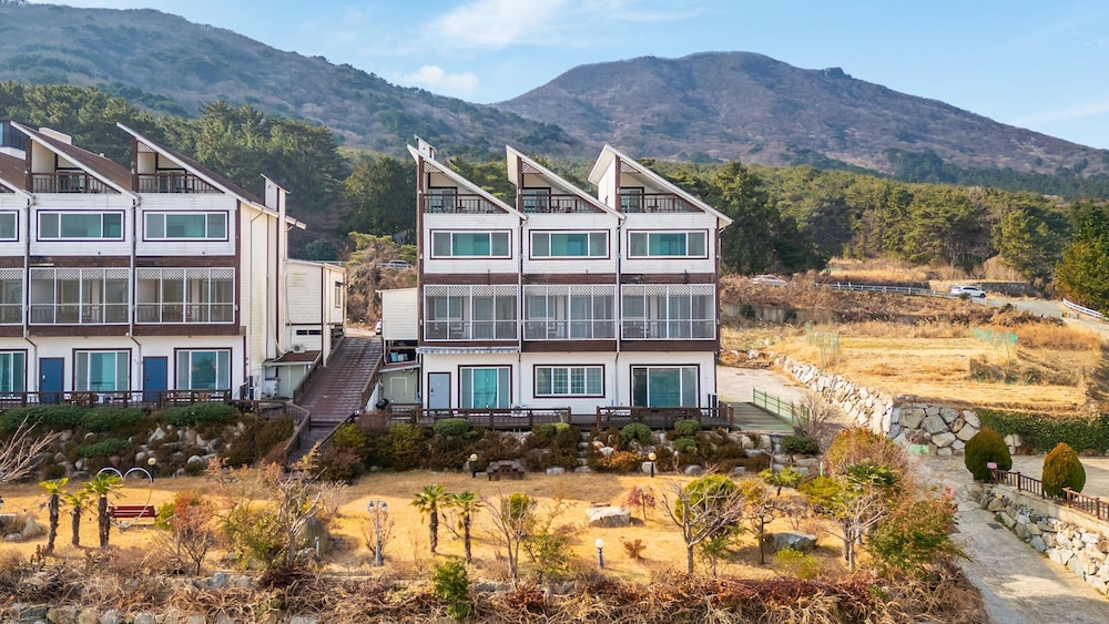 Geoje Kkachi and Santorini Pension