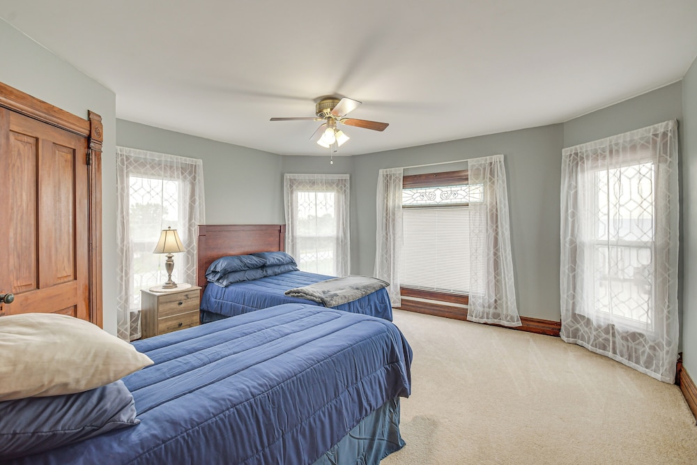 Countryside Biggsville Home w/ Yard, Dogs Welcome! view 3