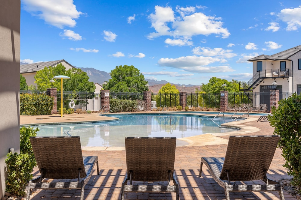 Desert Jewel With Private Gym And Pool 4 Bedroom Townhouse