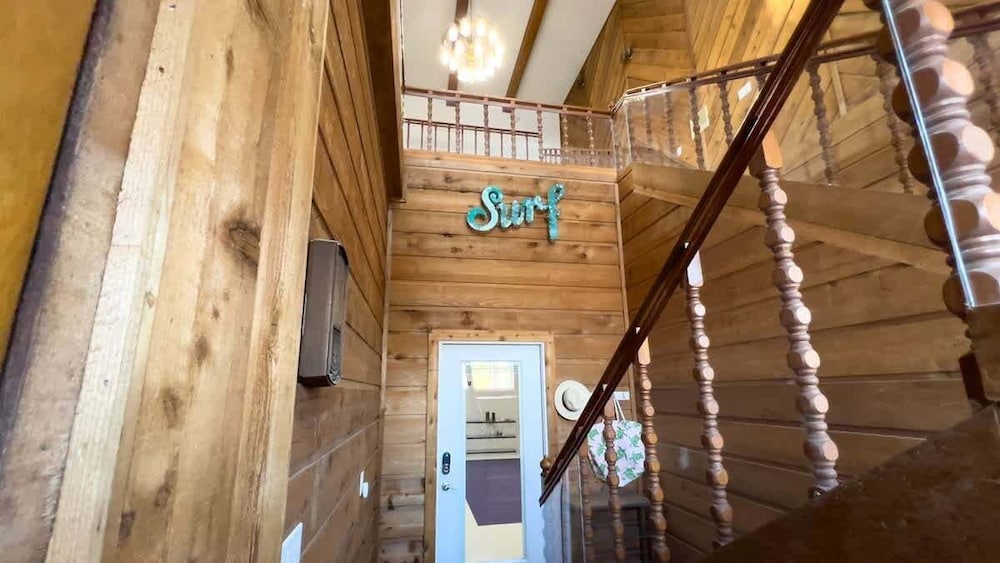 Fun Retro Island Vibe Sleeps 17 Beach 1 Block 4 Bedroom Home