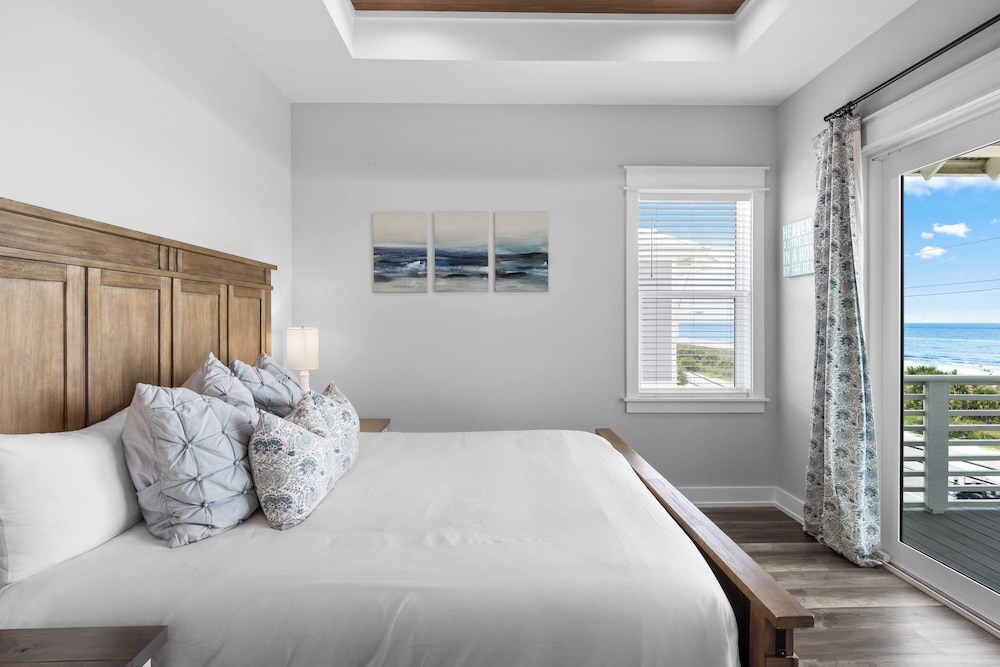 Gulf Views, Pool, Rooftop Lounge & Private Beach Heavenly Day by Avantstay