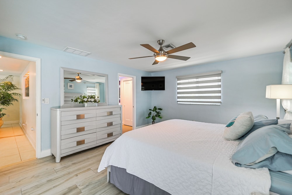Outdoor Oasis: Marco Island Home Near Beaches