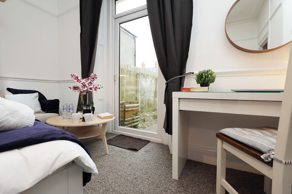 Cardiff Guesthouse & On-Street Parking
