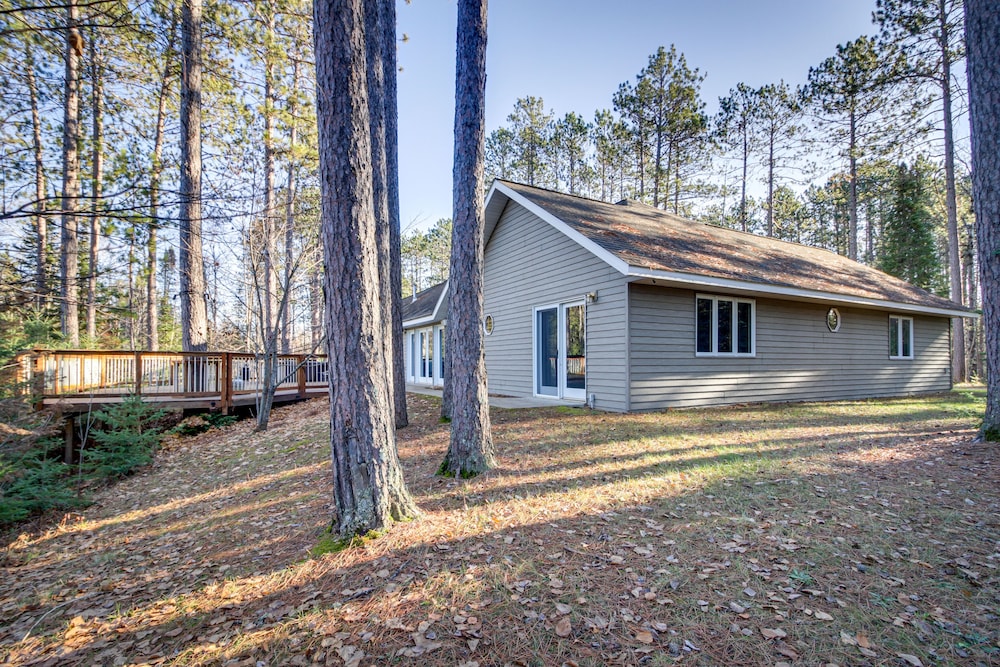 Peaceful Hibbing Getaway: Heated Floors, Fire Pit!