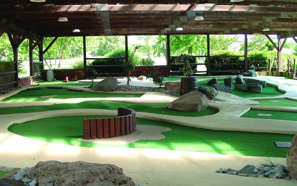 Circle M RV & Camping Resort - Caravan Park