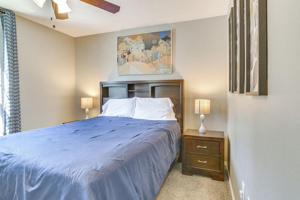 2 Mi to Table Rock Lake: Branson Condo w/ Balcony!