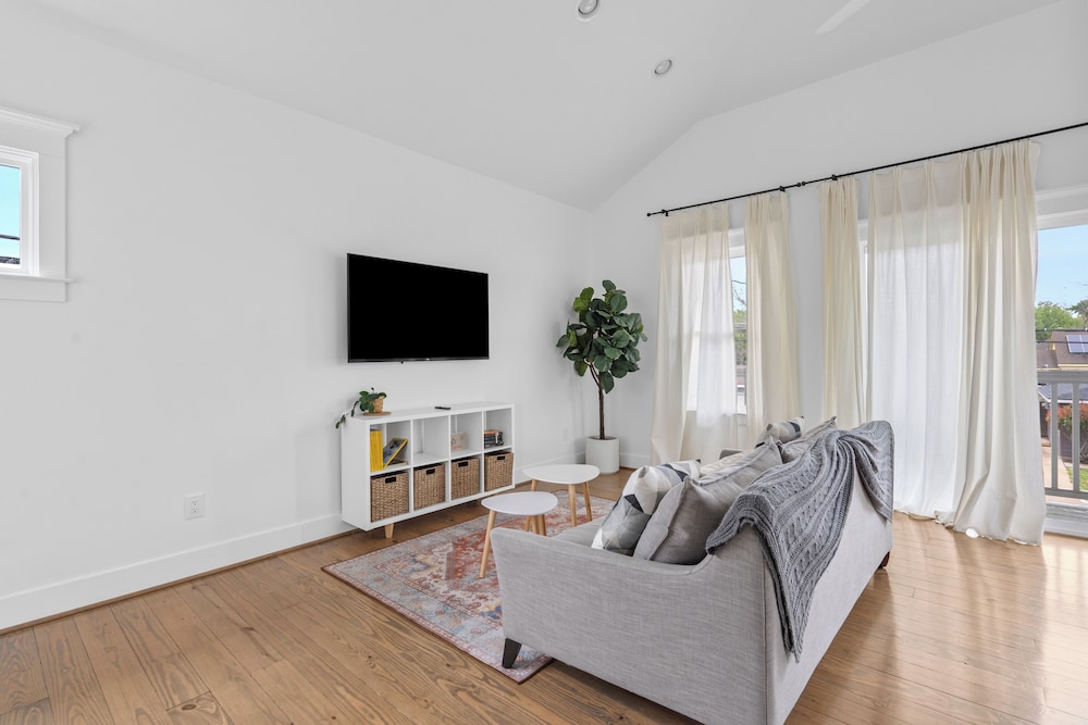 Wonderful Getaway 1BR with Balcony Views