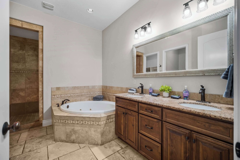 Pool & Sunshine Retreat - Resort-style Amenities
