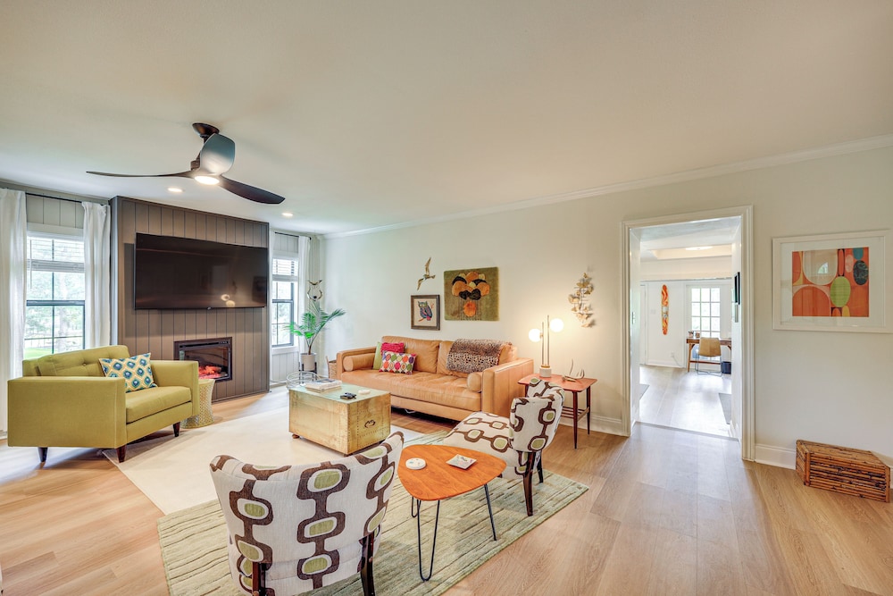Mod on the Guad Home w/ Lake Mcqueeney Views!