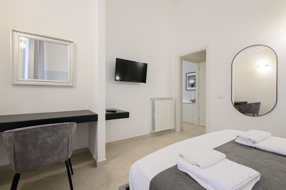 Into Mann in Naples With 5 Bedrooms and 5 Bathrooms