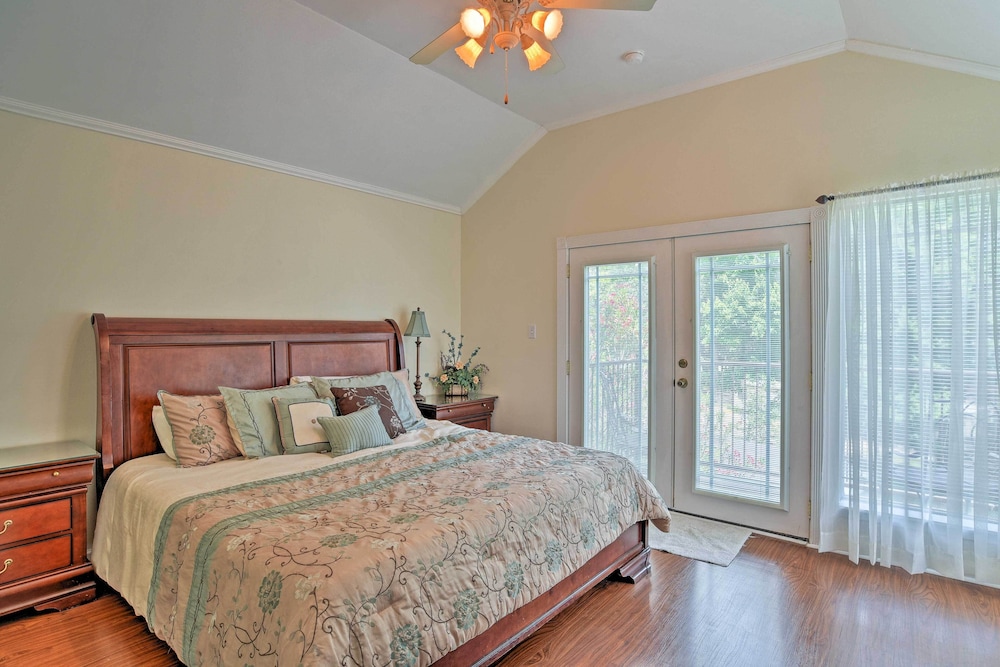 Cozy Lakefront Benton Home ~ 20 Mi to Shreveport! view 2