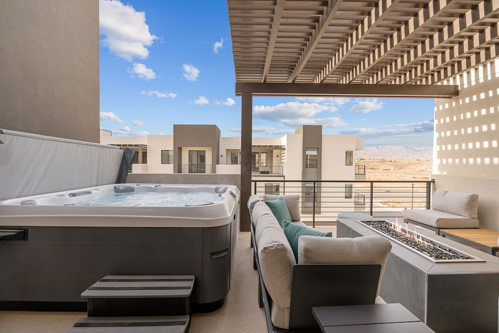 Weekend Vibes 5 Bedroom Townhouse