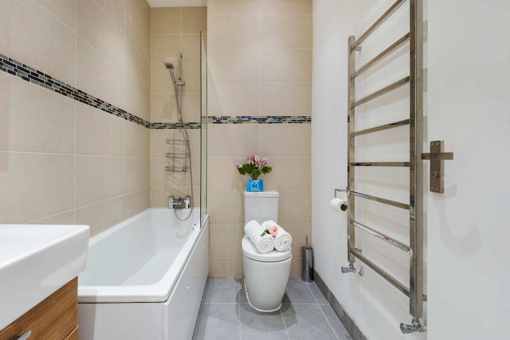 Bright and Modern Earls Court Gem