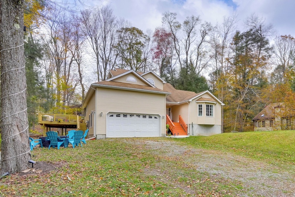 Private Hot Tub! Tobyhanna Getaway 12 Mi to Slopes