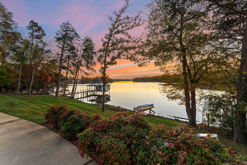 Sunset Pointe by Avantstay Waterfront Beach Fire Pit Sleeps 14 5bdr 4BA