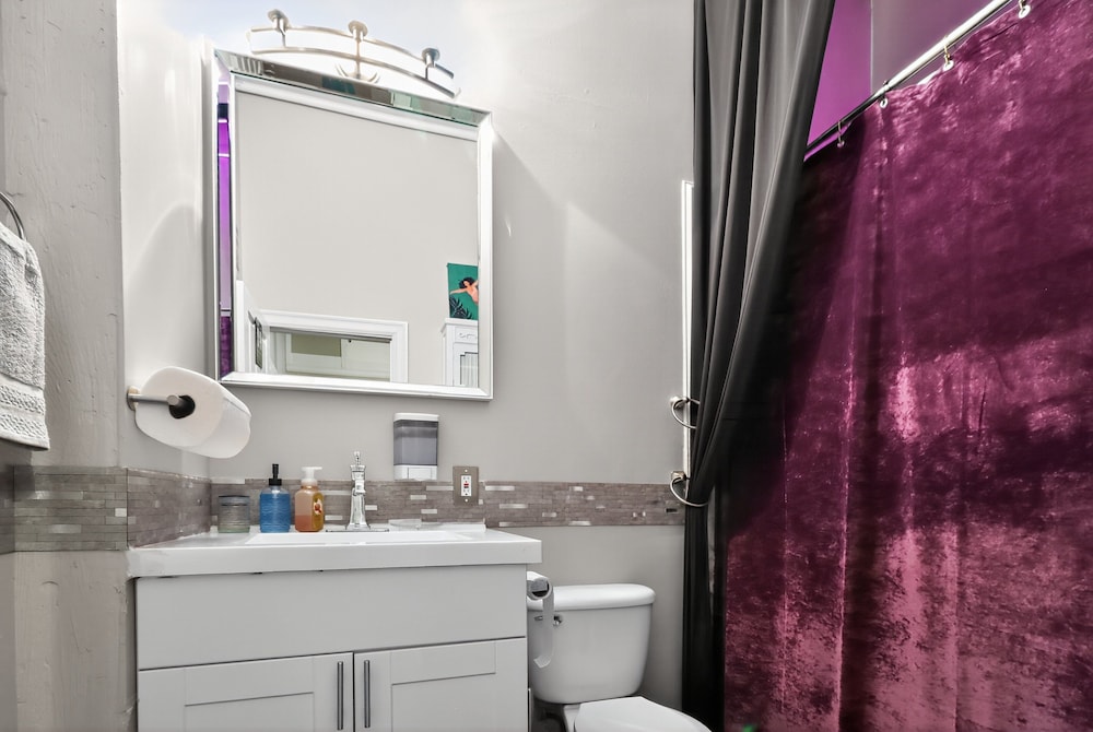 Huge 'man Cave' 2 Mins From Downtown Detroit 1 Bedroom Apts