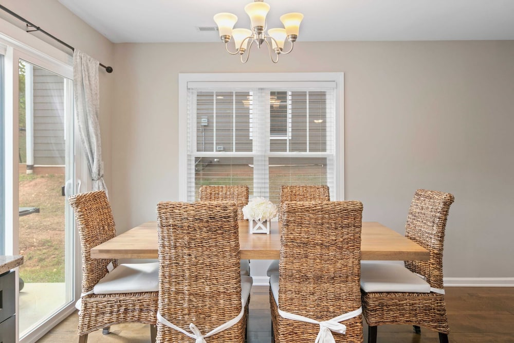 White Pine & Red Bud Buyout by Avantstay 2 Home Buyout Sleeps 16!
