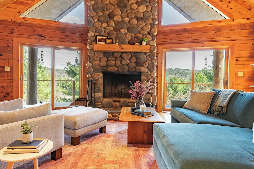 Secluded w/ Deck Views, Hot Tub, & Ping Pong Hudson in the Berks by Avantstay