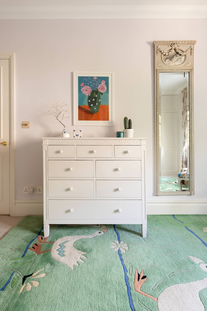 Warwick Gardens II by Onefinestay
