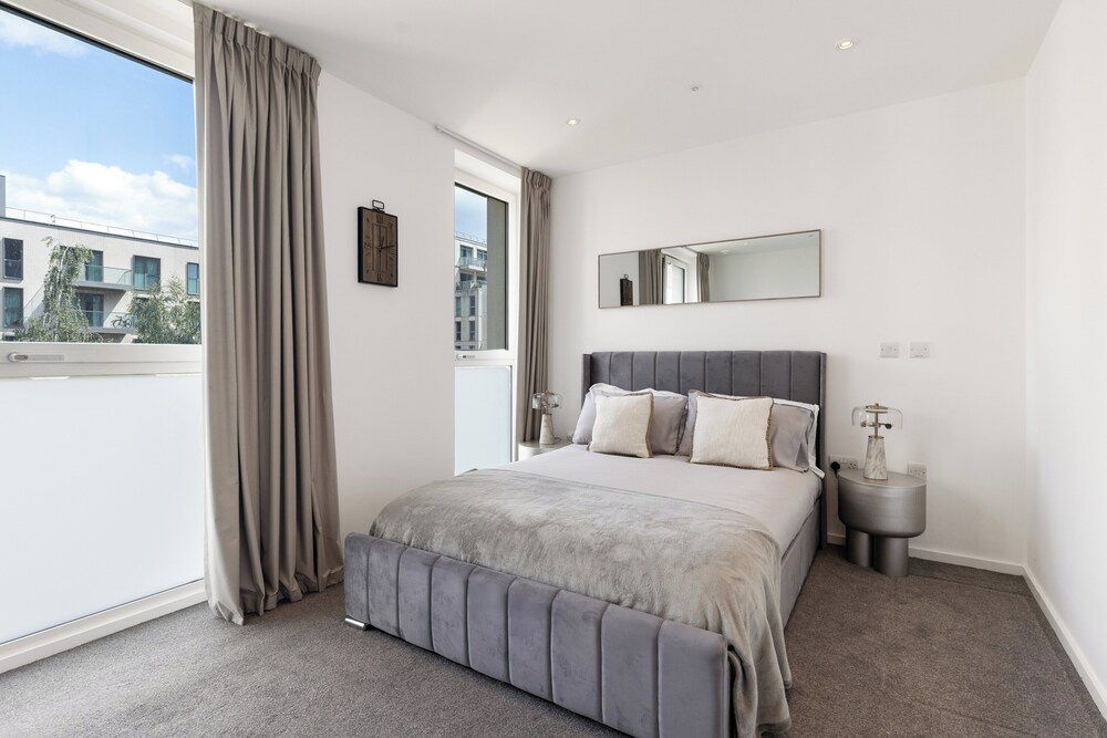 2 Bed-sleeps 4-balcony-family Friendly