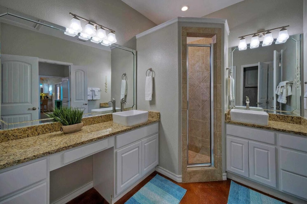 Sleeps 18 2 Beach Homes w/ 2 Pools, Playground, Covered Patios Pirates Bay