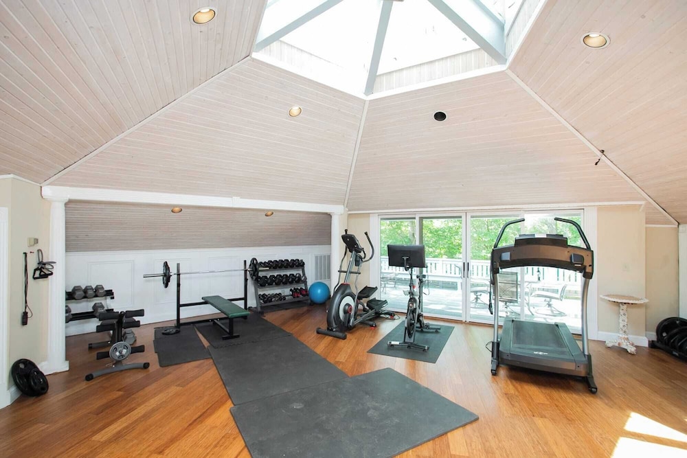 35 Acre Villa w/ Pool, Spa, Wine Cellar & Gym + Near Golf Club La Pearla Ranch by Avantstay