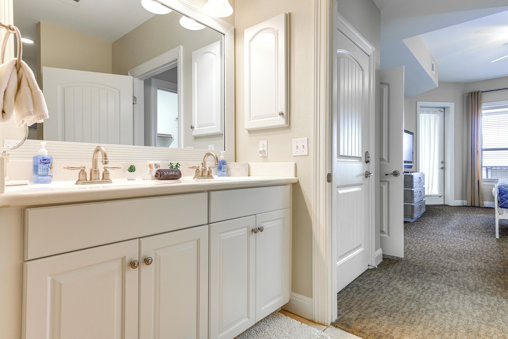 Lake LBJ Condo w/ Private Balcony, Lake Views - Property Image 2