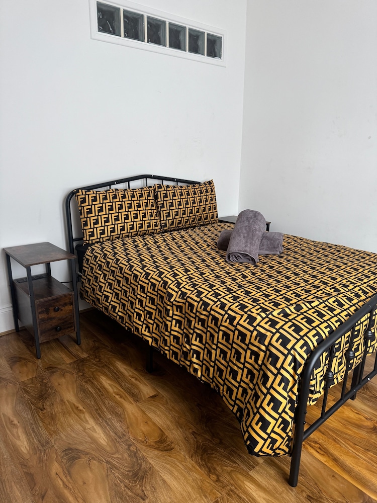2 Bed Flat - Sleeps 4 - Parking - Wifi