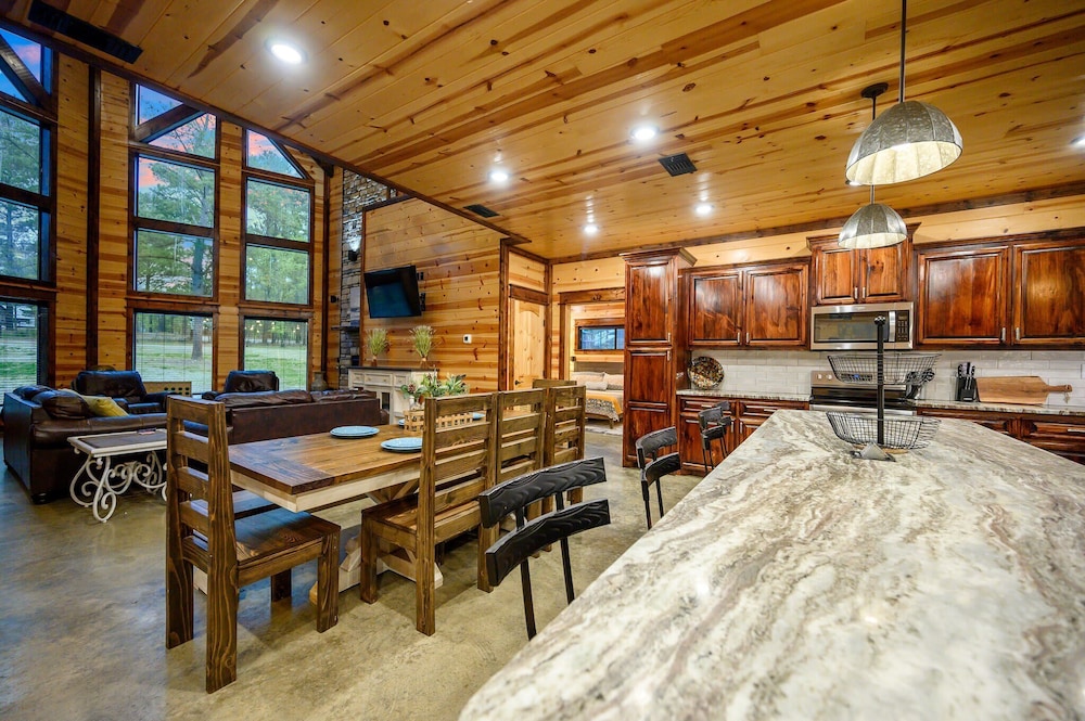 Sugar Daddy Cabin for 13!