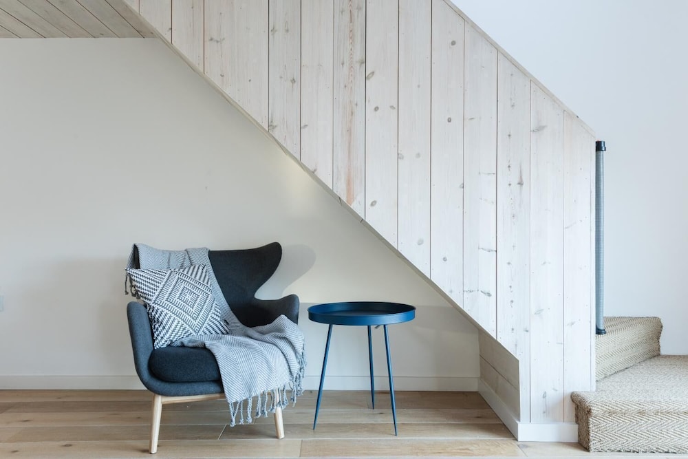 The Cliffside Loft - Distinctly Modern 3BDR Riverside Home