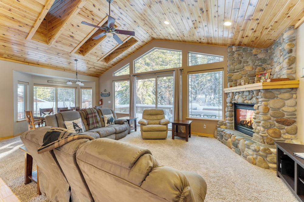 Cherry Hills Spacious Tahoe Cabin With Deck, Fireplace & Open Interiors