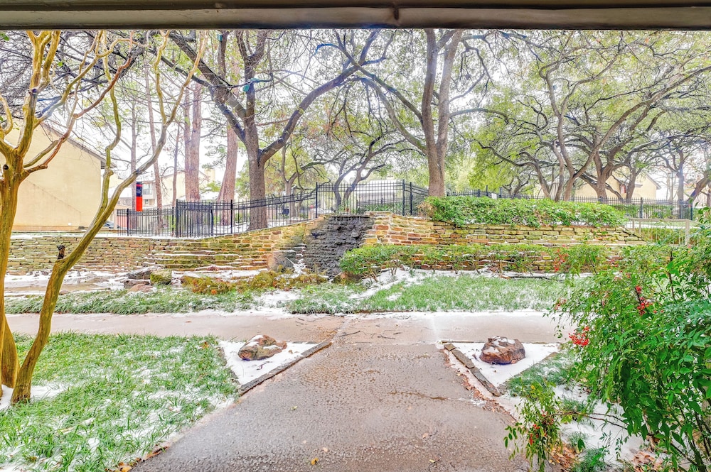 12 Mi to Downtown Dallas: Irving Condo w/ Balcony
