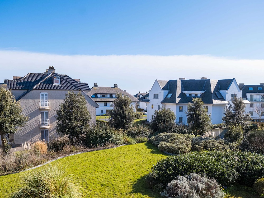 Apartment Overlooking the Green Surroundings