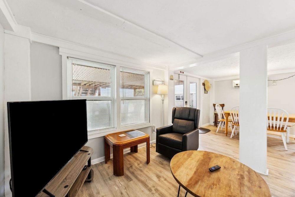124 S Fletcher - Downstairs 3 Bedroom Duplex