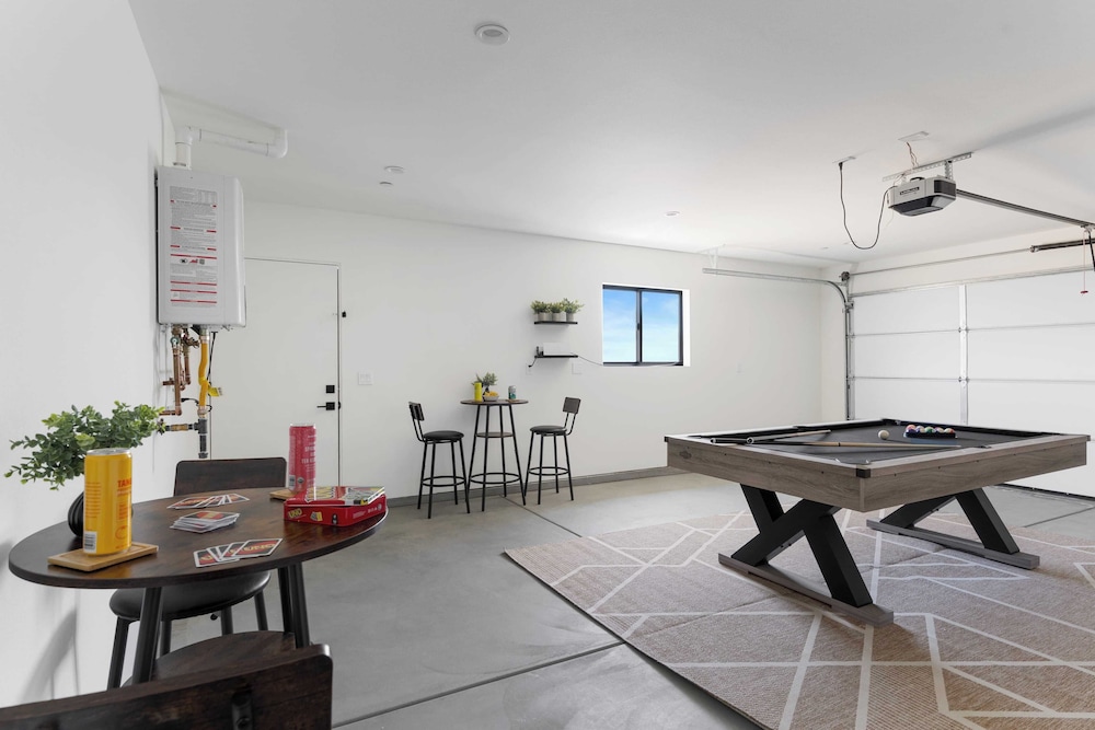 Bocce, Pool+spa, Game Room, Firepit Modern Oasis Yucca Haven by Avantstay