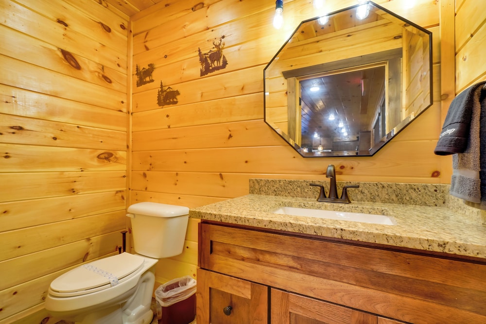 12 Mi to Gsmnp: Cabin w/ Game Room in Sevierville