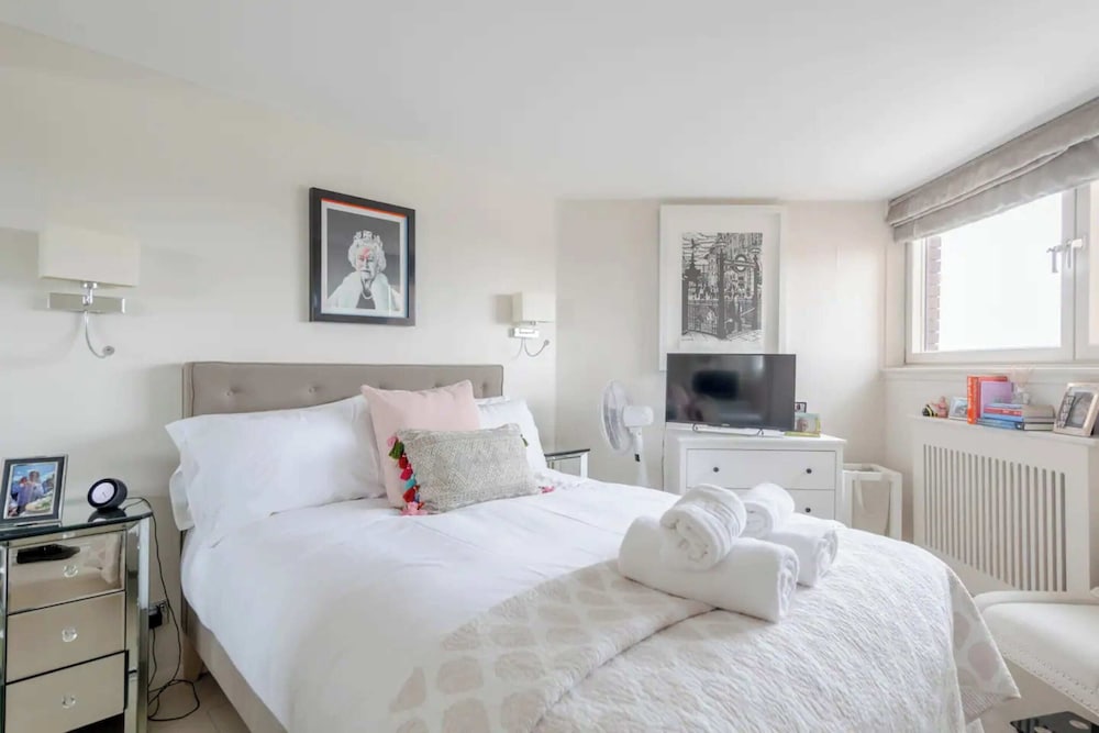 Scenic Riverside 2BD Flat - Chelsea