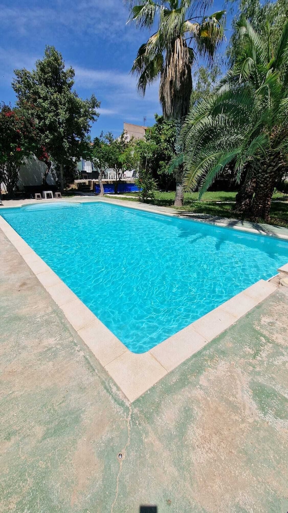 House With Exclusive Pool and Garden 7 min Walk From the Beach and the Center