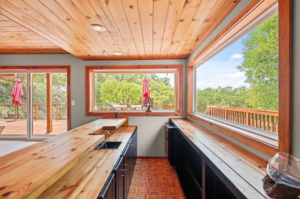 Mountain View Family Retreat w Game Room Scenic Decks