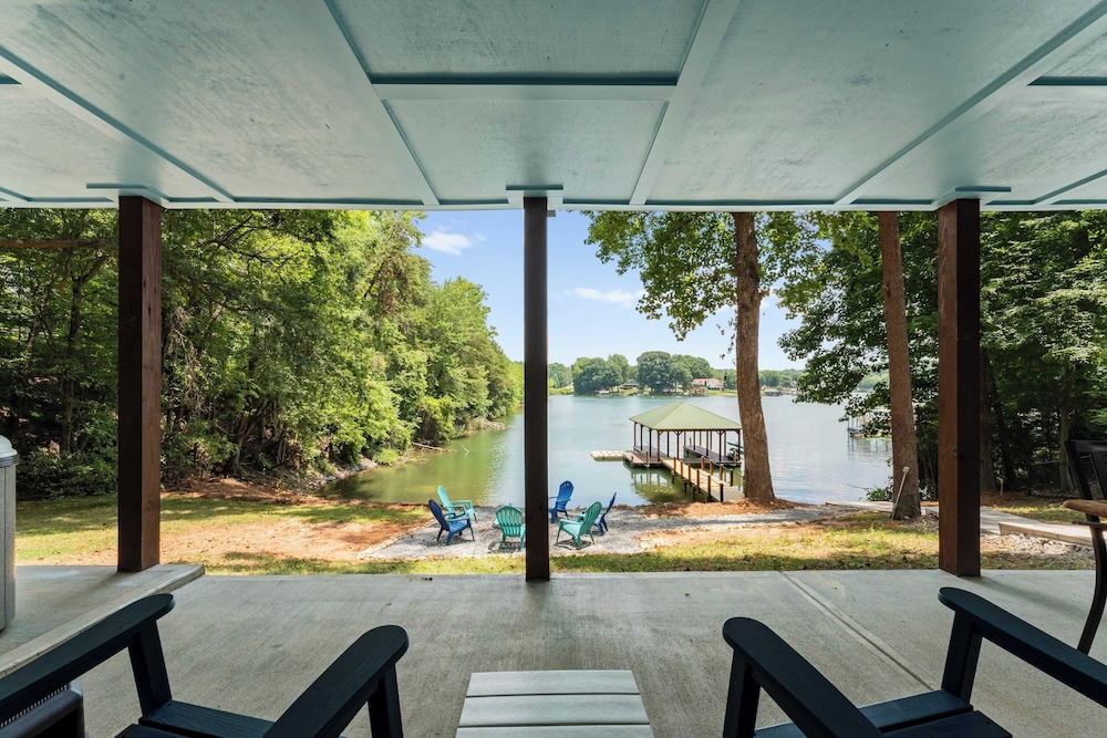 Lake Days by Avantstay Hot Tub + Firepit + Game Room & Private Dock Access