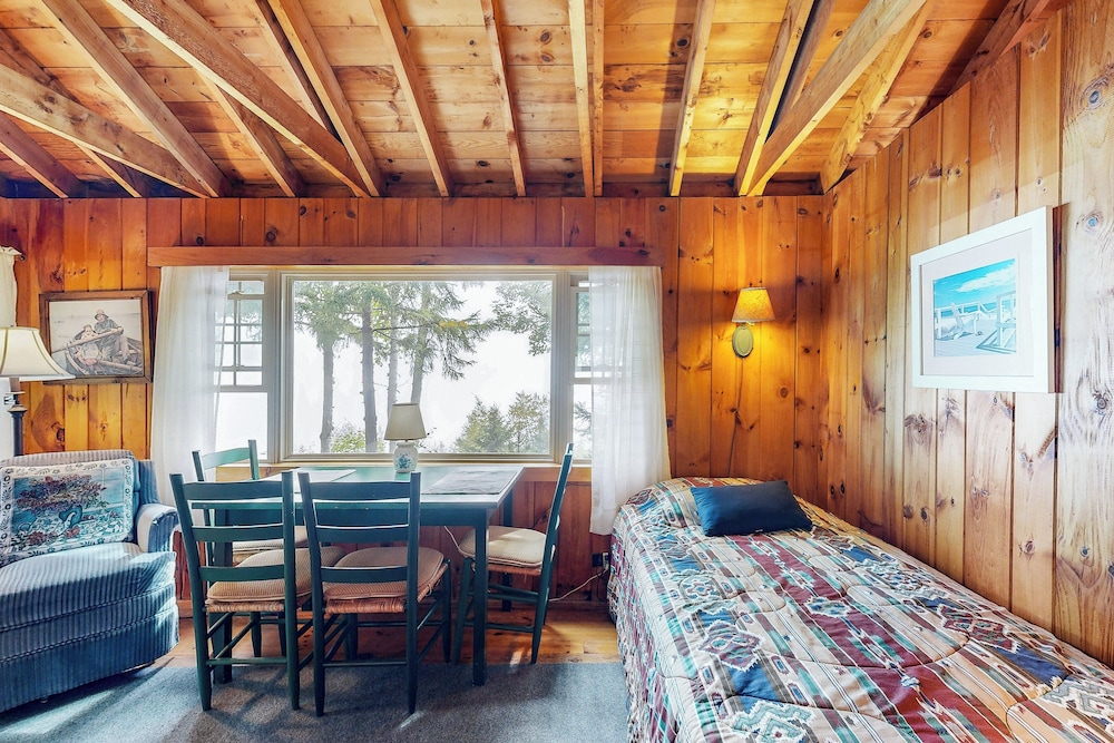 Cozy 1BR Cabin w/ Landscape Views