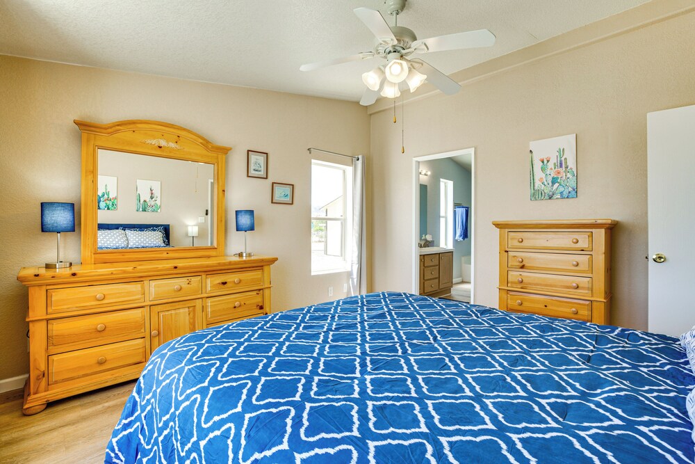 6 Mi to Downtown Pahrump: Scenic Desert Retreat
