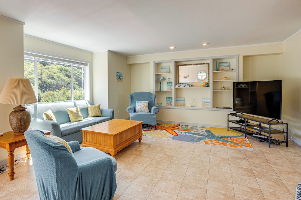 Walk to Shore: Home w/ Deck in Rockaway Beach!