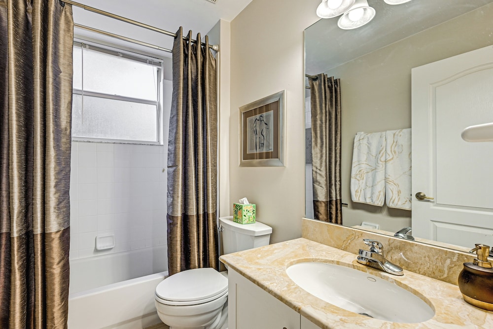 Golf, Swim & Relax! Condo 8 Mi to Dtwn Naples